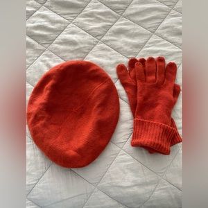 BLOOMINGDALES CASHMERE KNIT BERET AND GLOVE SET